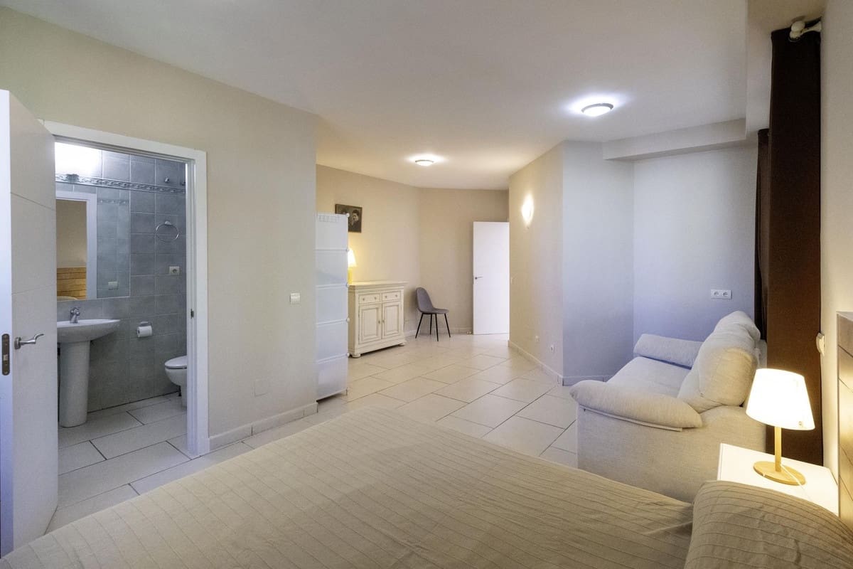 3 bedroom Townhouse for sale in Cabopino with garage - € 890,000 (Ref: 9893163)