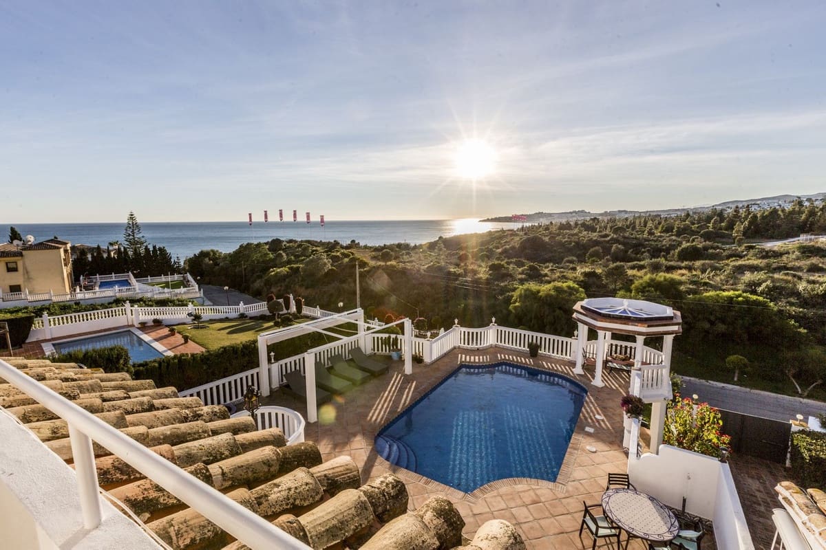 5 soverom Villa til salgs i Mijas Costa med svømmebasseng garasje - € 1 399 999 (Ref: 9915125)