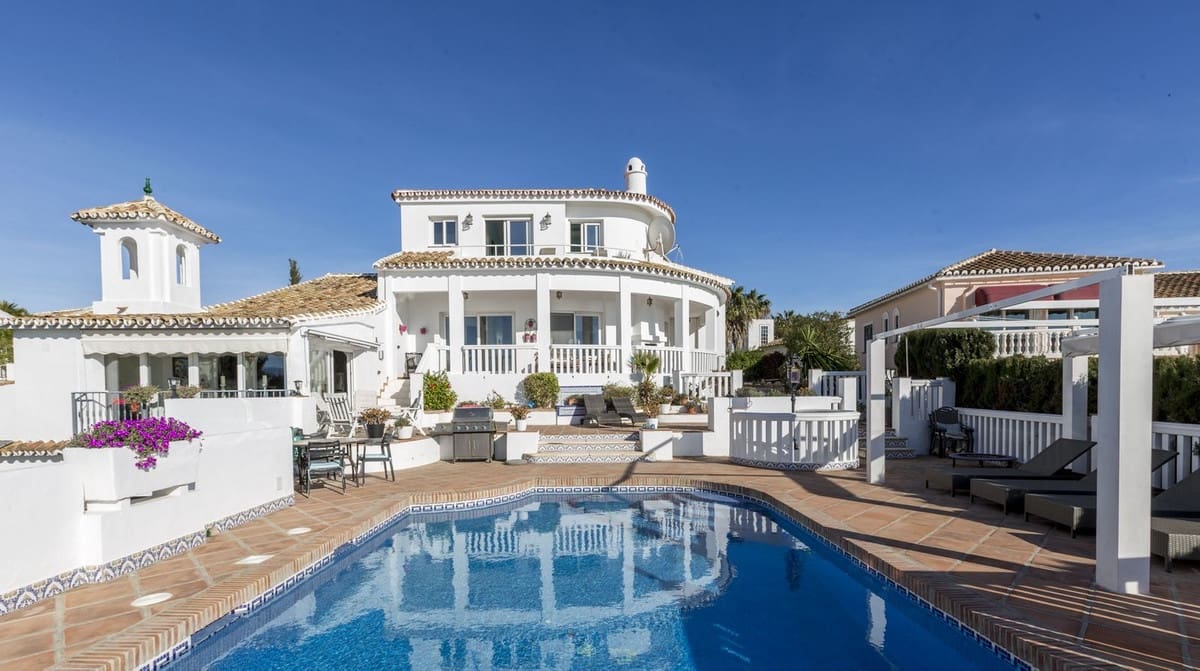 5 soverom Villa til salgs i Mijas Costa med svømmebasseng garasje - € 1 399 999 (Ref: 9915125)
