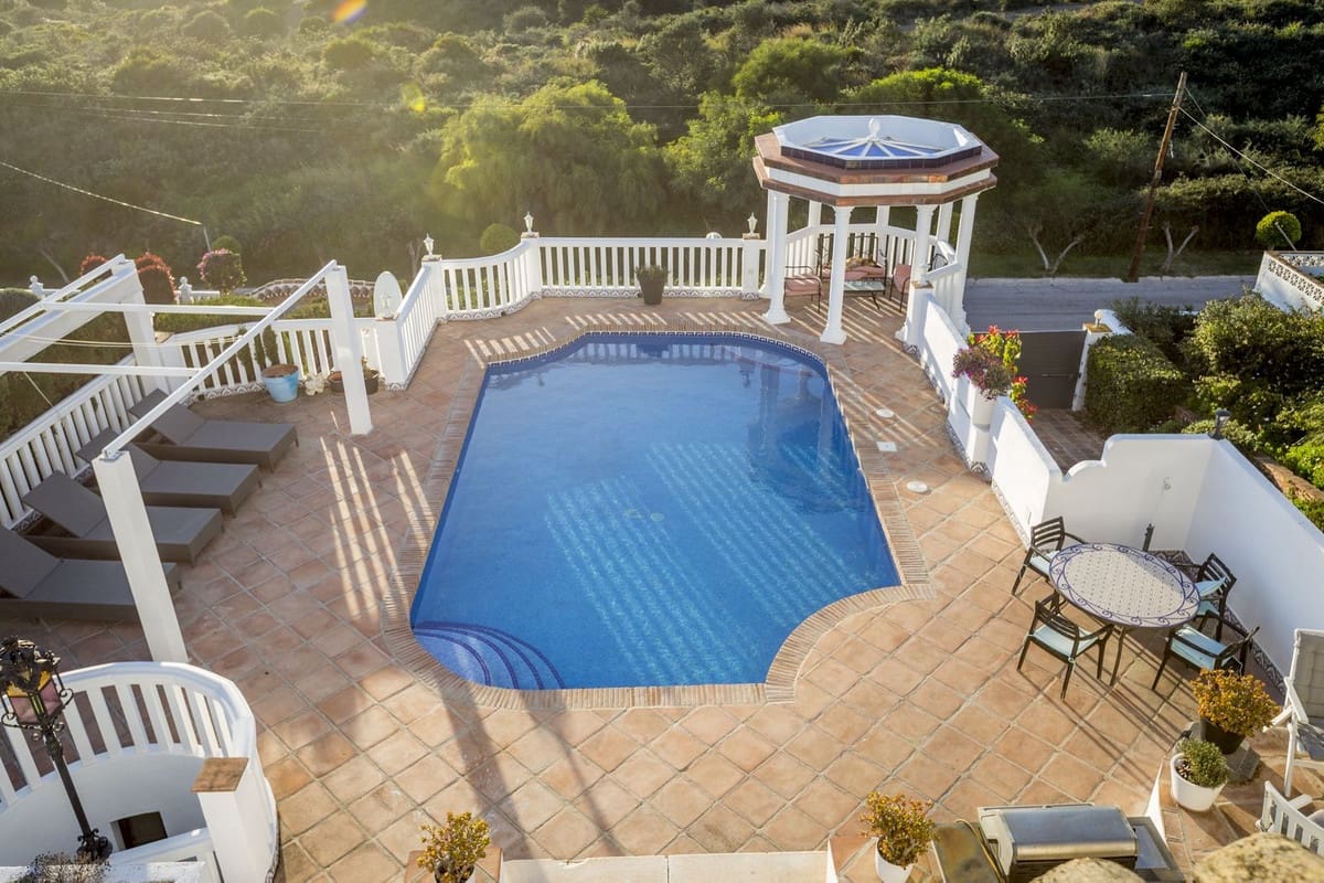5 soverom Villa til salgs i Mijas Costa med svømmebasseng garasje - € 1 399 999 (Ref: 9915125)