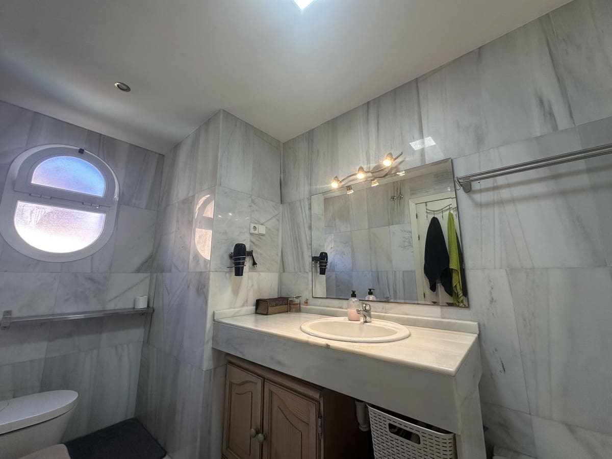 5 soveværelse Semi-Rækkehus til salg i Riviera del Sol med swimmingpool garage - € 440.000 (Ref: 9928520)