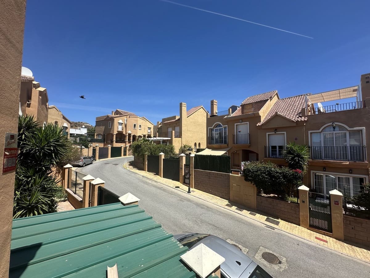 5 soveværelse Semi-Rækkehus til salg i Riviera del Sol med swimmingpool garage - € 440.000 (Ref: 9928520)