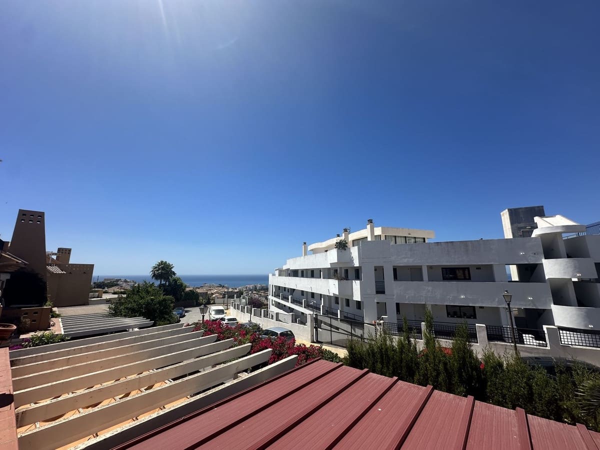 5 soveværelse Semi-Rækkehus til salg i Riviera del Sol med swimmingpool garage - € 440.000 (Ref: 9928520)