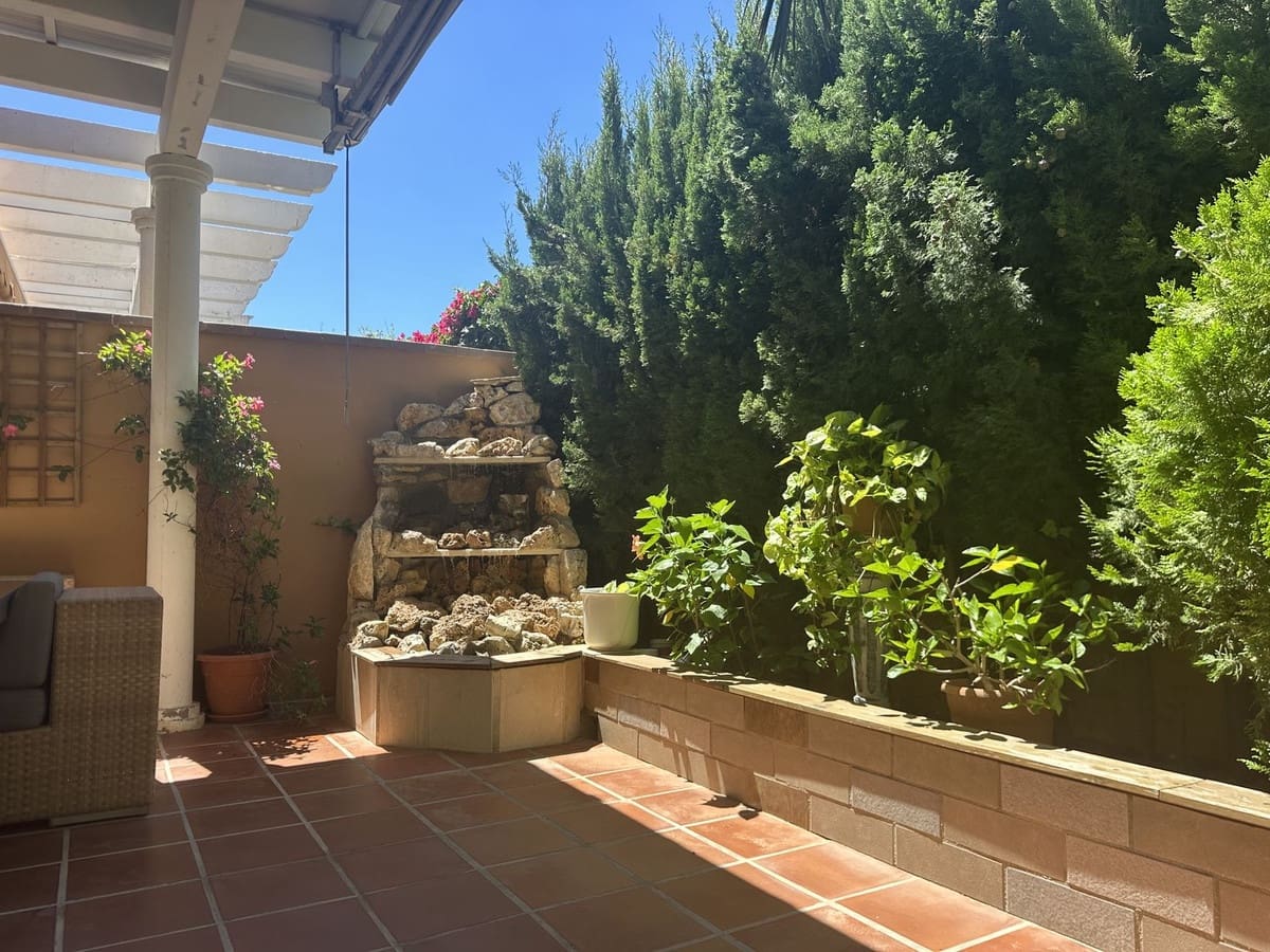 5 soveværelse Semi-Rækkehus til salg i Riviera del Sol med swimmingpool garage - € 440.000 (Ref: 9928520)