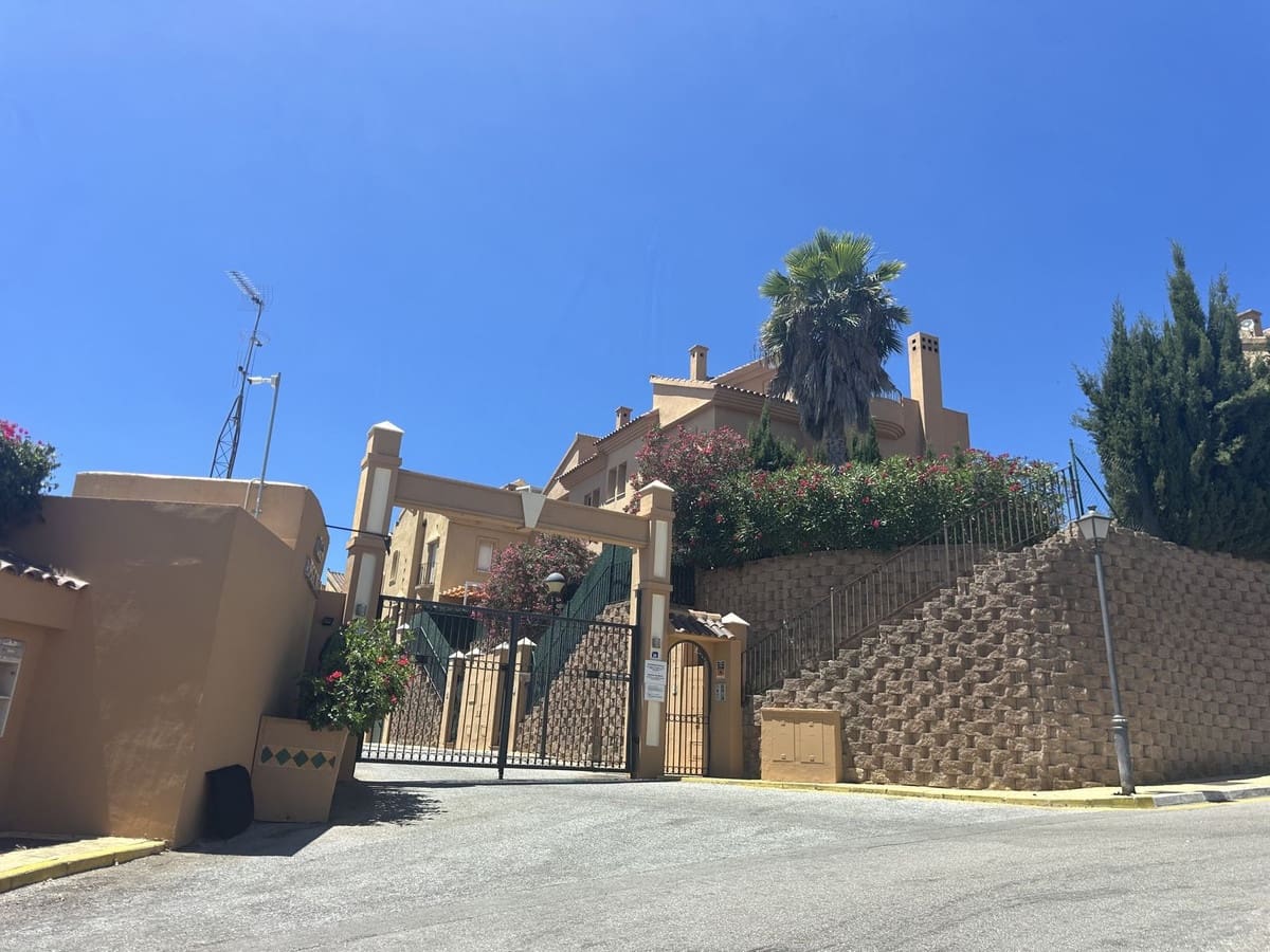 5 soveværelse Semi-Rækkehus til salg i Riviera del Sol med swimmingpool garage - € 440.000 (Ref: 9928520)