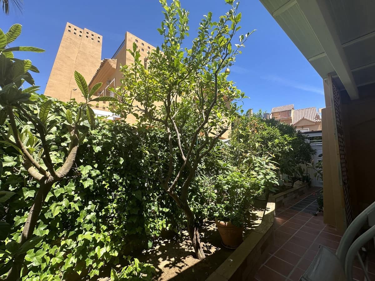 5 soveværelse Semi-Rækkehus til salg i Riviera del Sol med swimmingpool garage - € 440.000 (Ref: 9928520)