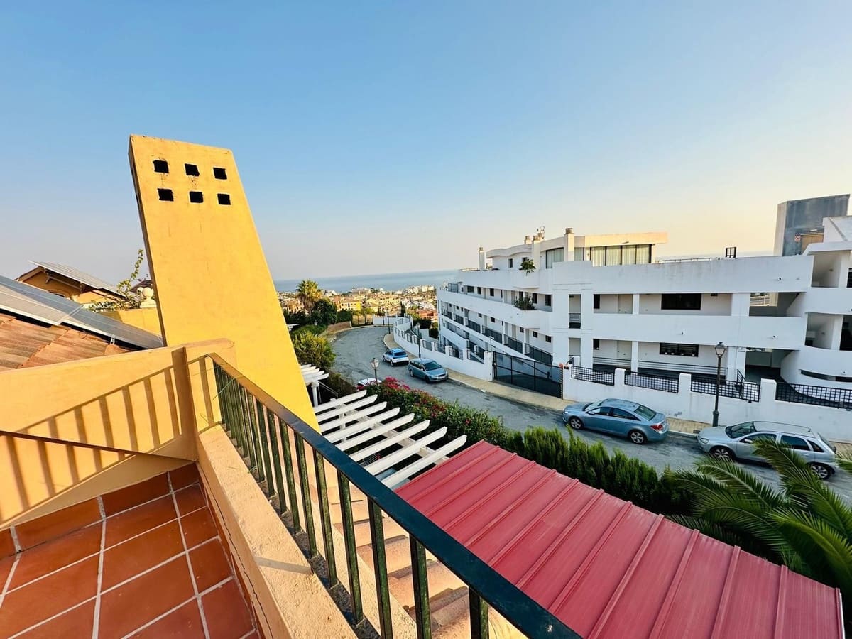 4 bedroom Semi-detached Villa for sale in Riviera del Sol with pool garage - € 425,000 (Ref: 9928520)