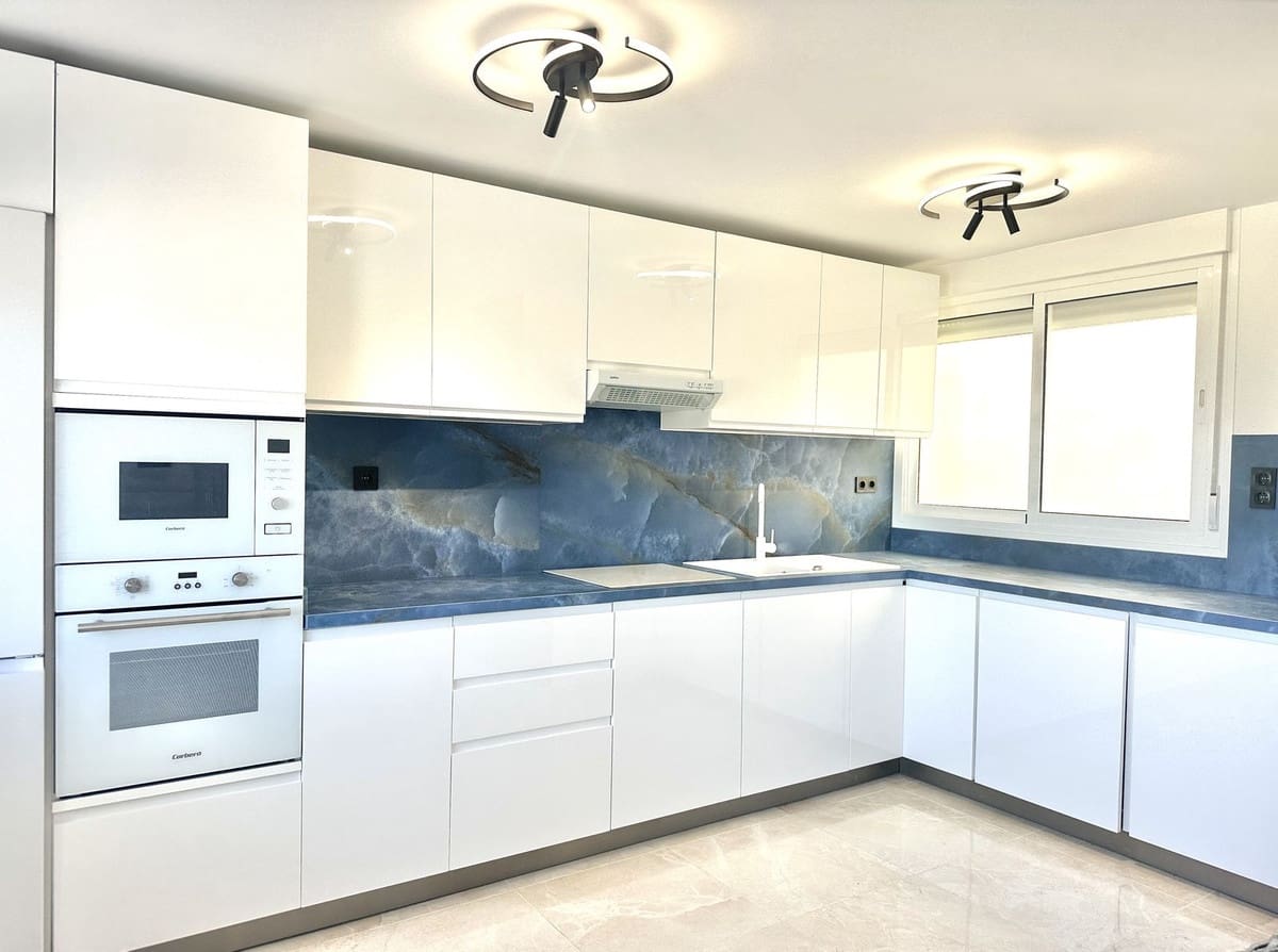 2 slaapkamer Appartement te koop in La Cala de Mijas met zwembad garage - € 375.000 (Ref: 9996509)