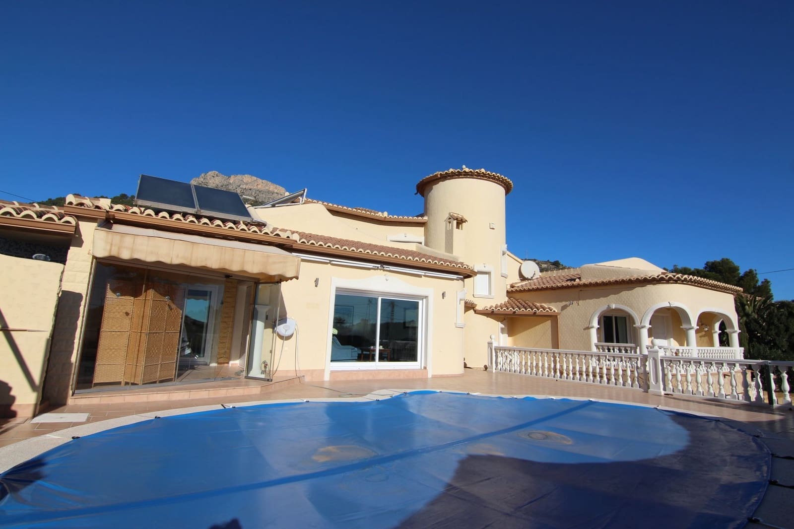 5 bedroom Villa for sale in Calpe / Calp with pool garage - € 749,000 (Ref: 7737102)