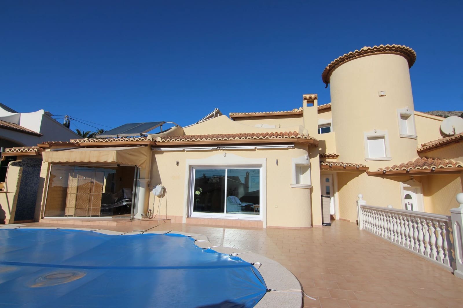 5 bedroom Villa for sale in Calpe / Calp with pool garage - € 749,000 (Ref: 7737102)