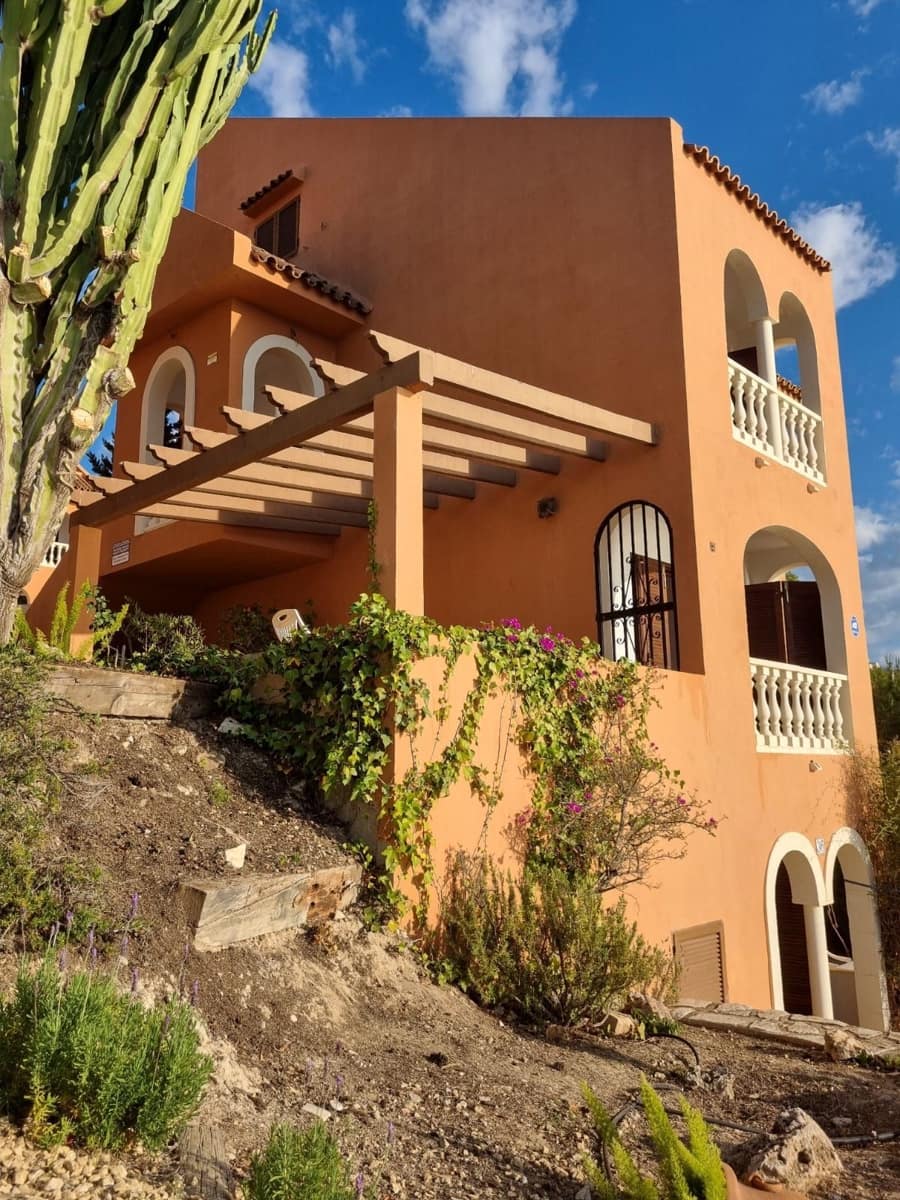 3 soverom Kjedet enebolig til salgs i Calpe / Calp med svømmebasseng garasje - € 499 000 (Ref: 8490636)