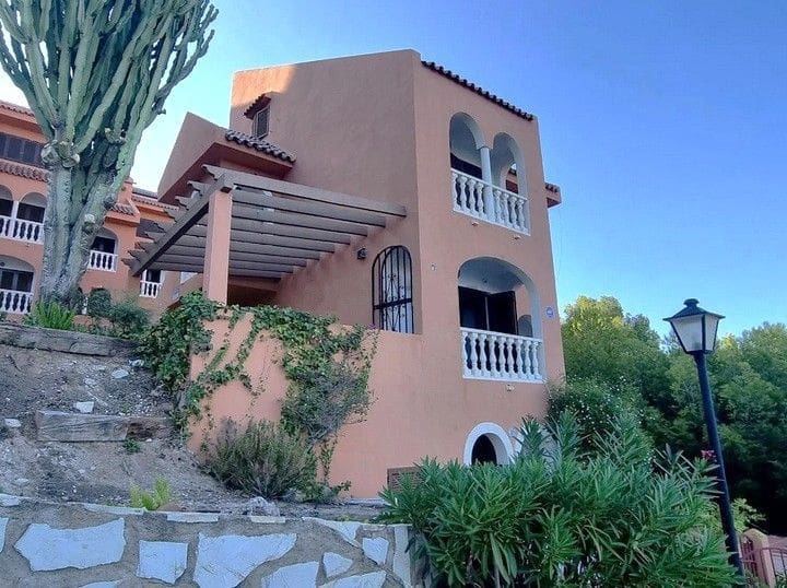 3 soverom Kjedet enebolig til salgs i Calpe / Calp med svømmebasseng garasje - € 499 000 (Ref: 8490636)