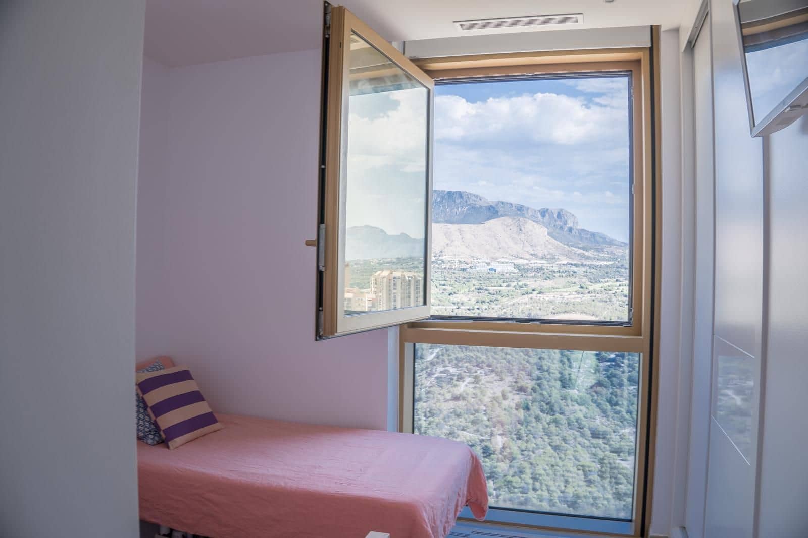 2 soverom Leilighet til salgs i Benidorm med svømmebasseng garasje - € 749 000 (Ref: 9108467)