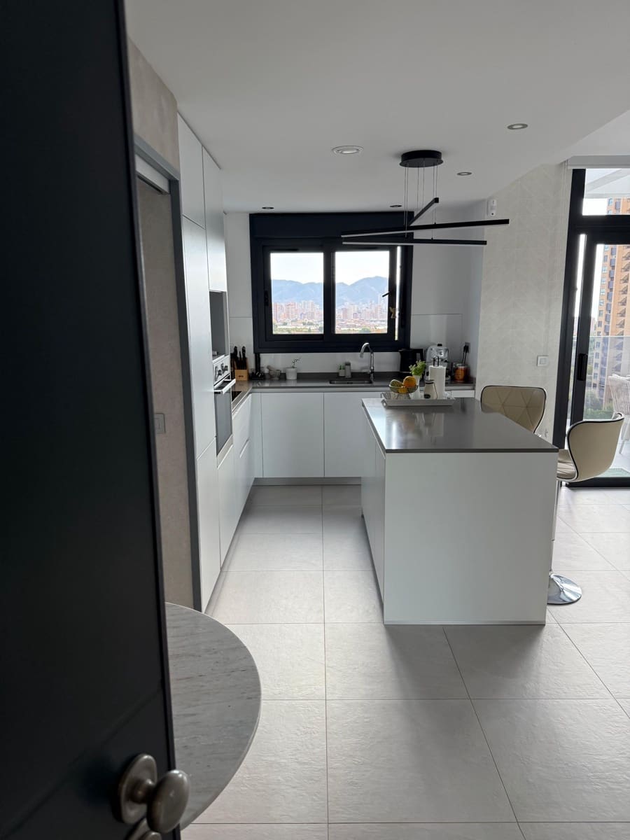 Apartamento de 3 habitaciones en Benidorm en venta con piscina garaje - 625.000 € (Ref: 9533272)