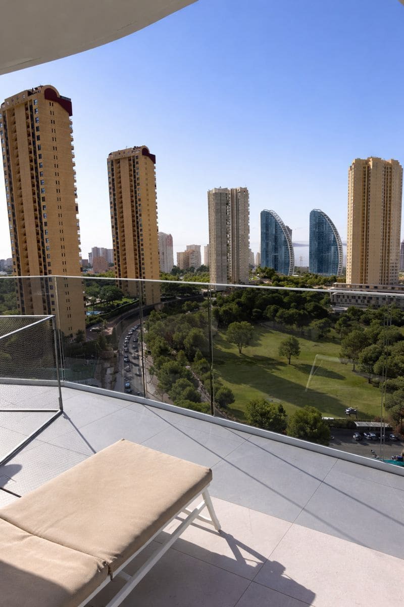 Apartamento de 3 habitaciones en Benidorm en venta con piscina garaje - 625.000 € (Ref: 9533272)