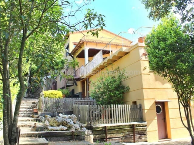 6 bedroom Villa for sale in Centre, Lloret de Mar with pool garage - € 395,000 (Ref: 7694929)