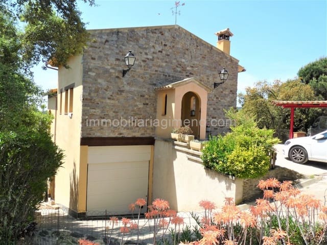 6 bedroom Villa for sale in Centre, Lloret de Mar with pool garage - € 395,000 (Ref: 7694929)