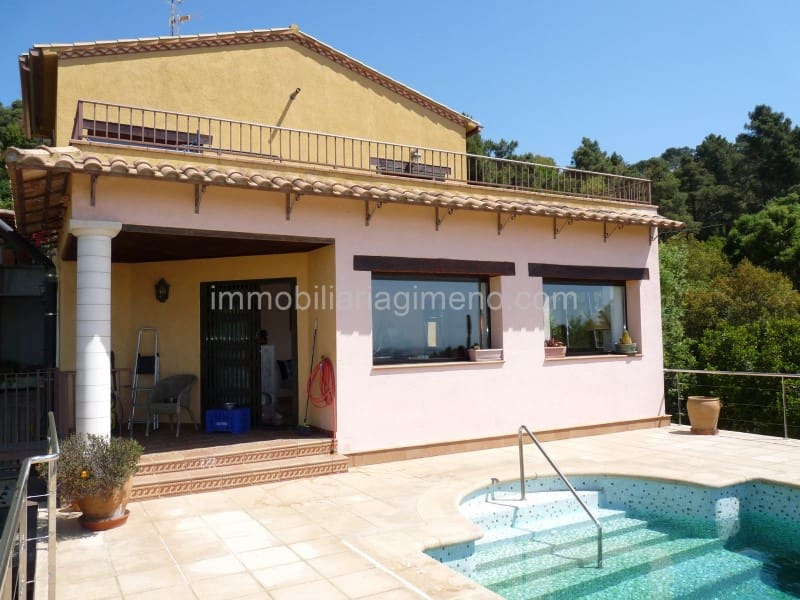6 soveværelse Villa til salg i Lloret de Mar med swimmingpool garage - € 395.000 (Ref: 7694929)