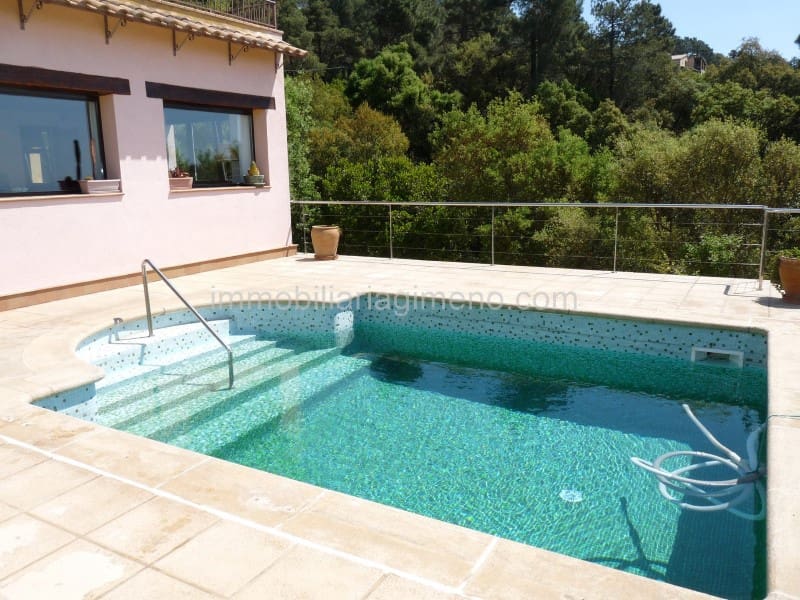 6 soveværelse Villa til salg i Lloret de Mar med swimmingpool garage - € 395.000 (Ref: 7694929)