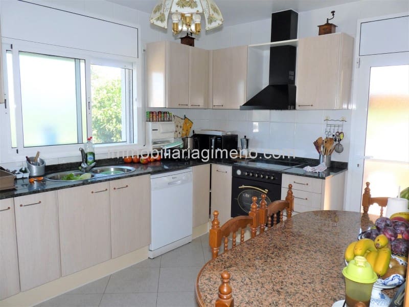 3 soveværelse Villa til salg i Lloret de Mar med garage - € 280.000 (Ref: 8243606)