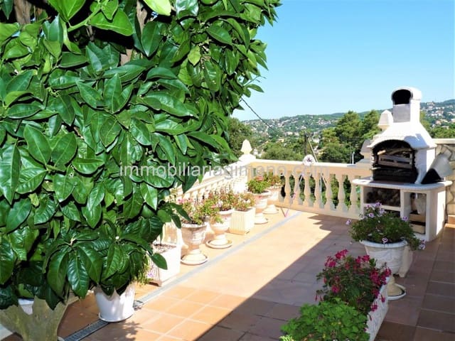 3 bedroom Villa for sale in Urbanitzacions del Nord, Lloret de Mar with garage - € 280,000 (Ref: 8243606)
