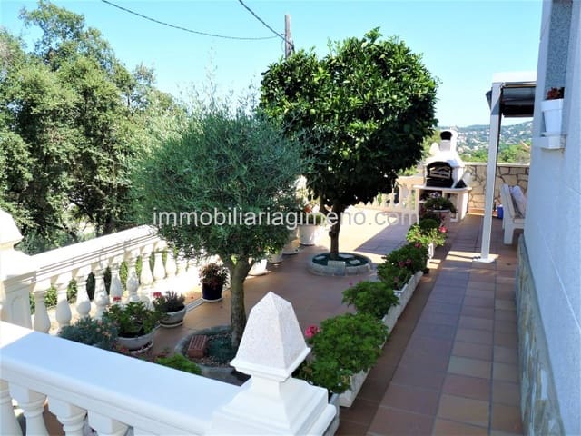 3 bedroom Villa for sale in Urbanitzacions del Nord, Lloret de Mar with garage - € 280,000 (Ref: 8243606)