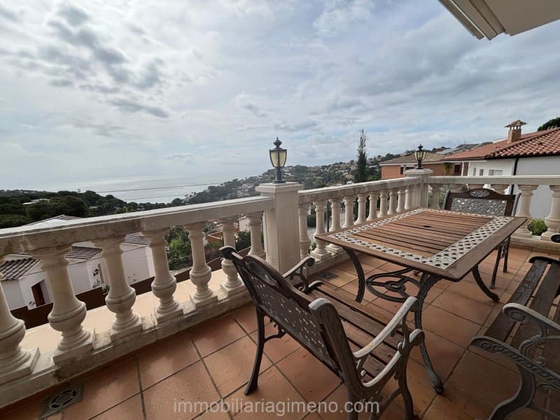 4 sovrum Villa till salu i Lloret de Mar med pool garage - 535 000 € (Ref: 9679727)