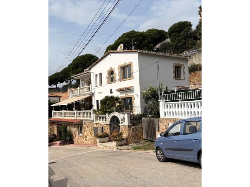 4 sovrum Villa till salu i Lloret de Mar med pool garage - 535 000 € (Ref: 9679727)