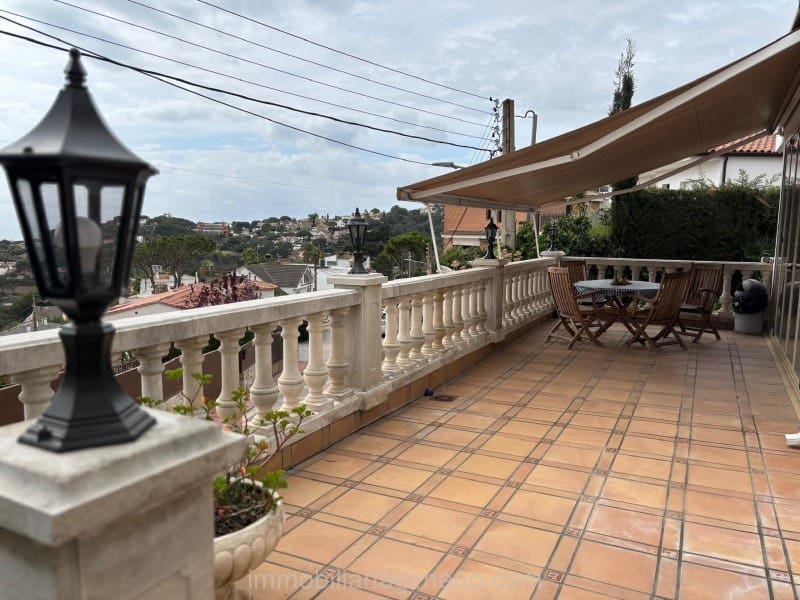 4 sovrum Villa till salu i Lloret de Mar med pool garage - 535 000 € (Ref: 9679727)