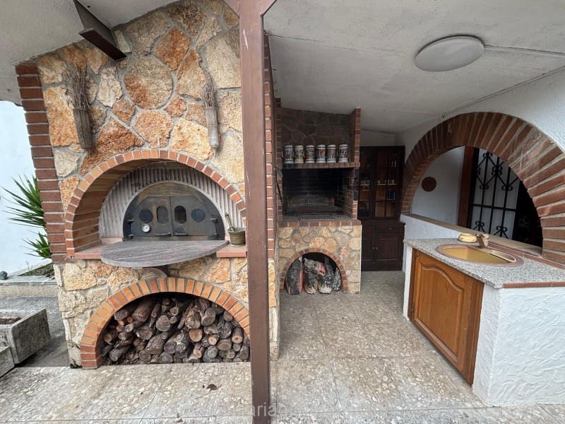 4 sovrum Villa till salu i Lloret de Mar med pool garage - 535 000 € (Ref: 9679727)