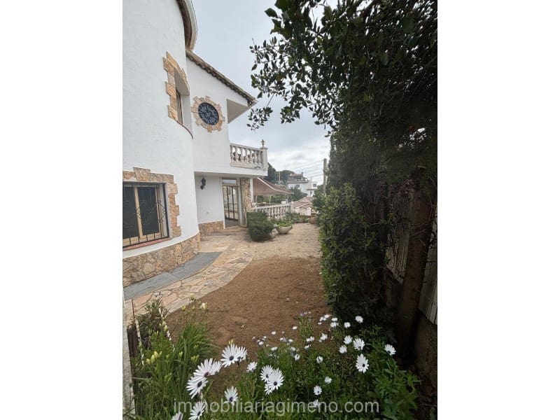 4 sovrum Villa till salu i Lloret de Mar med pool garage - 535 000 € (Ref: 9679727)