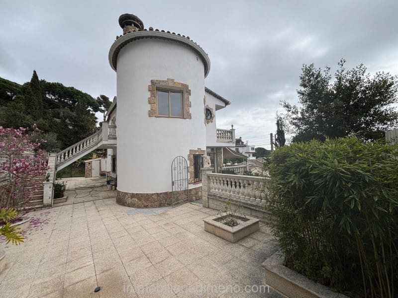 4 sovrum Villa till salu i Lloret de Mar med pool garage - 535 000 € (Ref: 9679727)