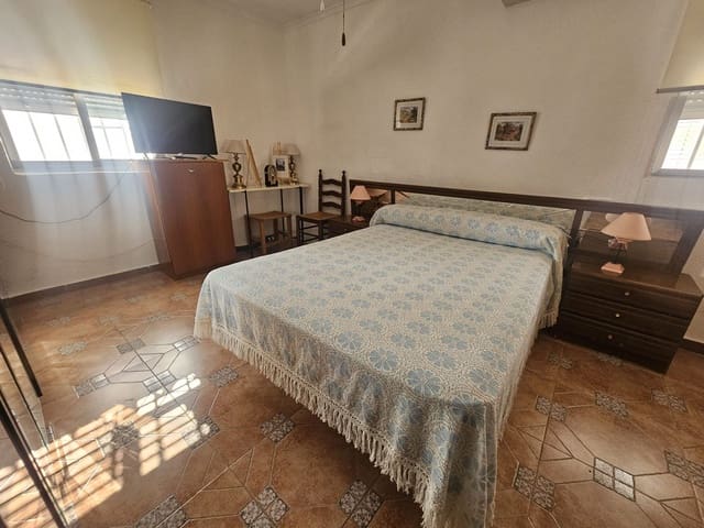 3 bedroom Villa for sale in Montroy with pool garage - € 150,000 (Ref: 9413057)