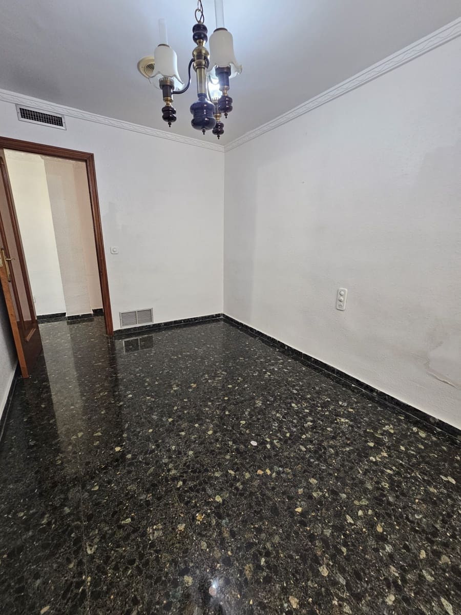 4 bedroom Flat for sale in Sagunto / Sagunt with garage - € 175,000 (Ref: 9413614)