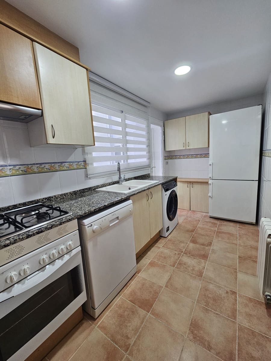 3 sovrum Lägenhet att hyra i Valencia stad - 1 100 € (Ref: 9470316)