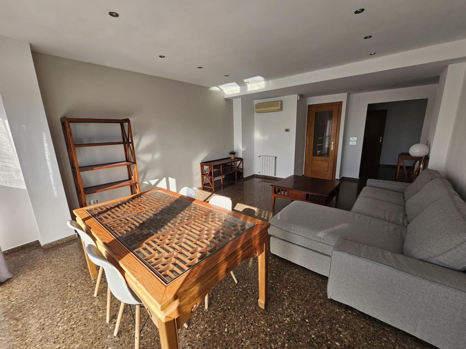 3 sovrum Lägenhet att hyra i Valencia stad - 1 100 € (Ref: 9470316)