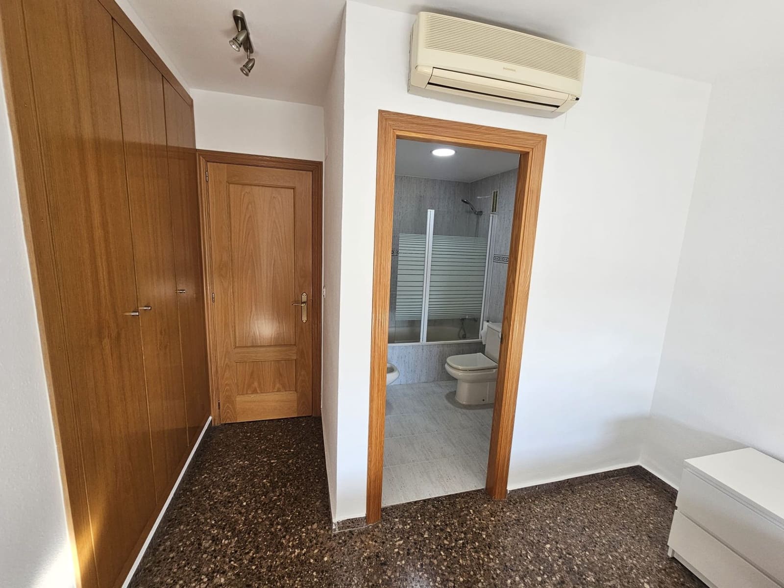 3 sovrum Lägenhet att hyra i Valencia stad - 1 100 € (Ref: 9470316)