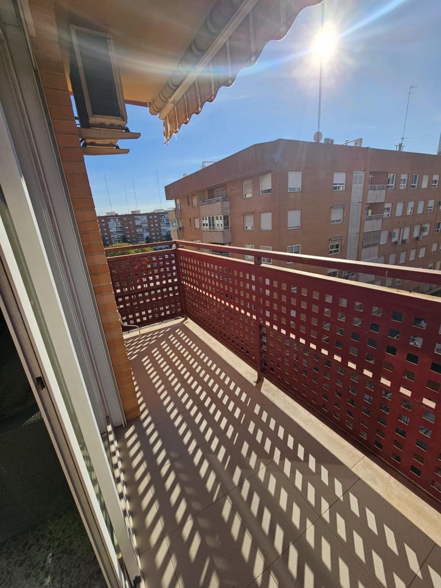 Piso de 3 habitaciones en València ciudad en alquiler con garaje - 1.300 € (Ref: 9532133)