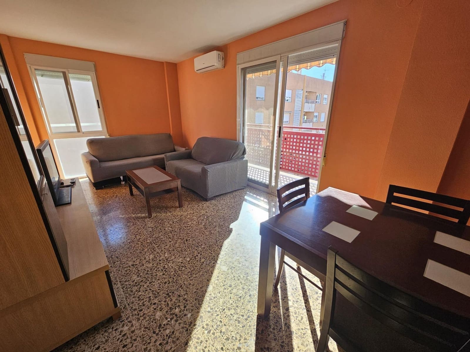 Piso de 3 habitaciones en València ciudad en alquiler con garaje - 1.300 € (Ref: 9532133)