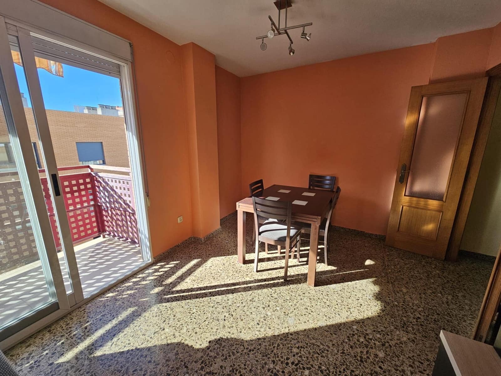 Piso de 3 habitaciones en València ciudad en alquiler con garaje - 1.300 € (Ref: 9532133)