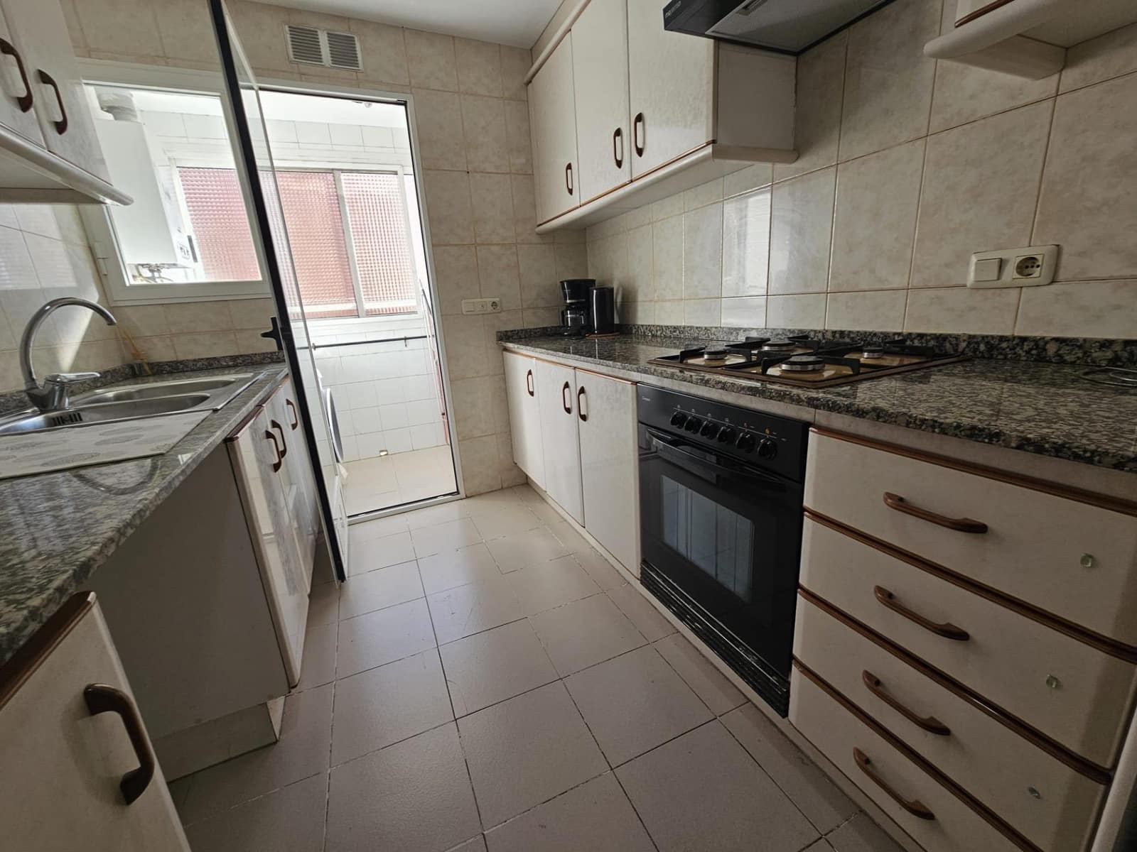 Piso de 3 habitaciones en València ciudad en alquiler con garaje - 1.300 € (Ref: 9532133)