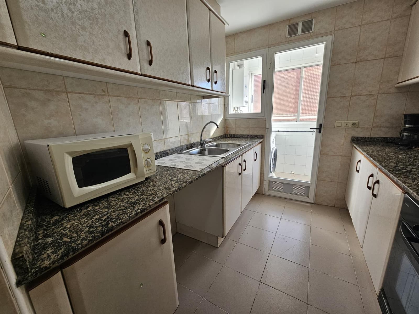 Piso de 3 habitaciones en València ciudad en alquiler con garaje - 1.300 € (Ref: 9532133)
