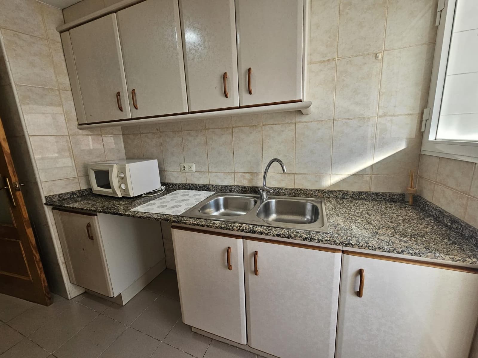 Piso de 3 habitaciones en València ciudad en alquiler con garaje - 1.300 € (Ref: 9532133)