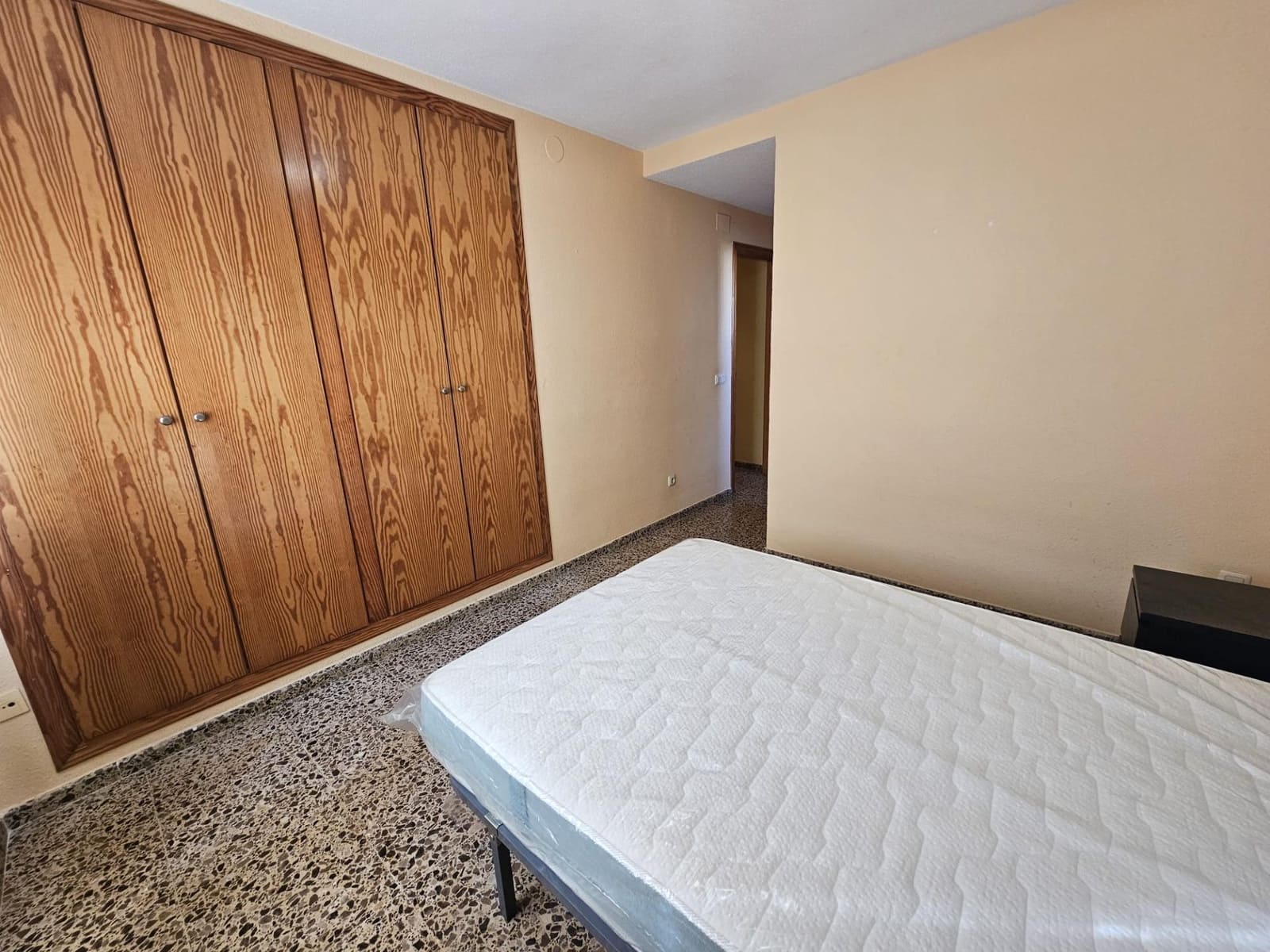 Piso de 3 habitaciones en València ciudad en alquiler con garaje - 1.300 € (Ref: 9532133)