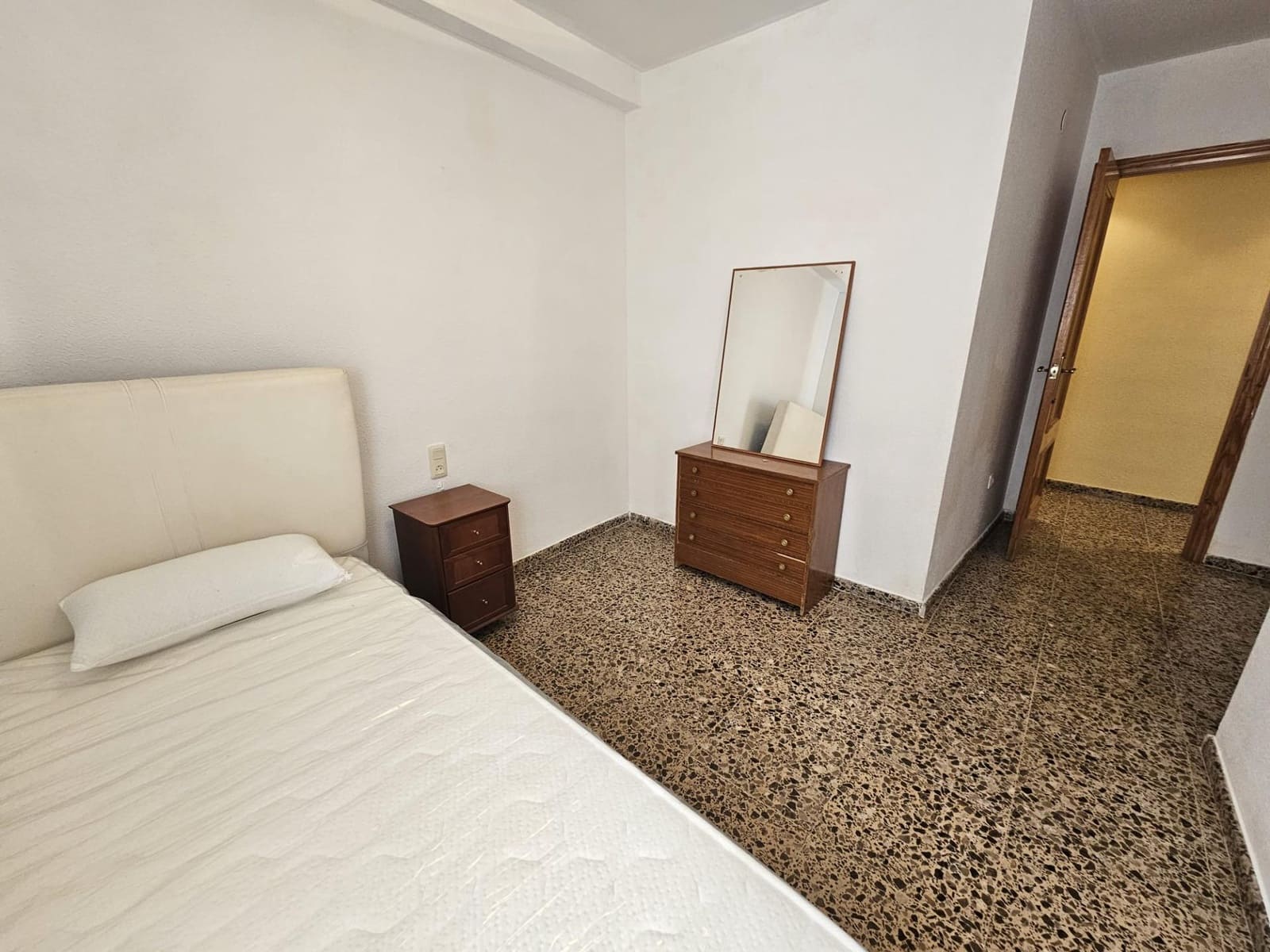 Piso de 3 habitaciones en València ciudad en alquiler con garaje - 1.300 € (Ref: 9532133)