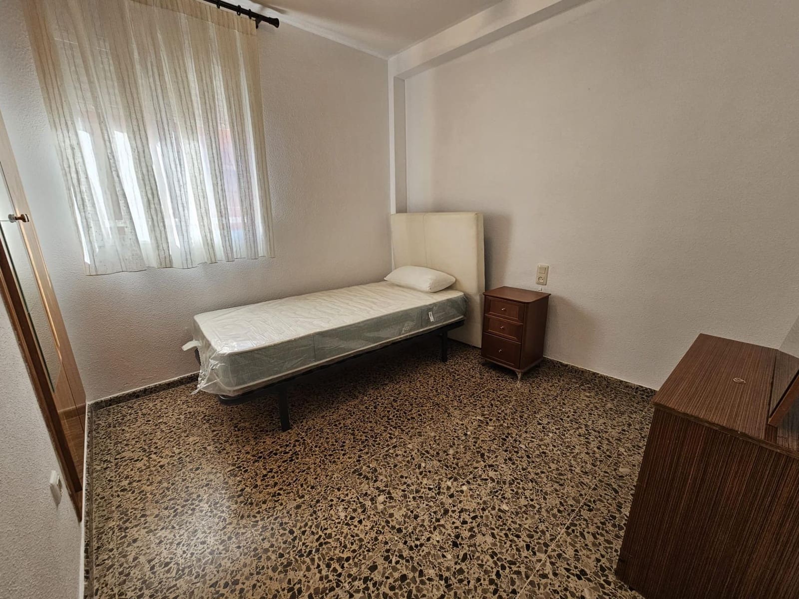 Piso de 3 habitaciones en València ciudad en alquiler con garaje - 1.300 € (Ref: 9532133)