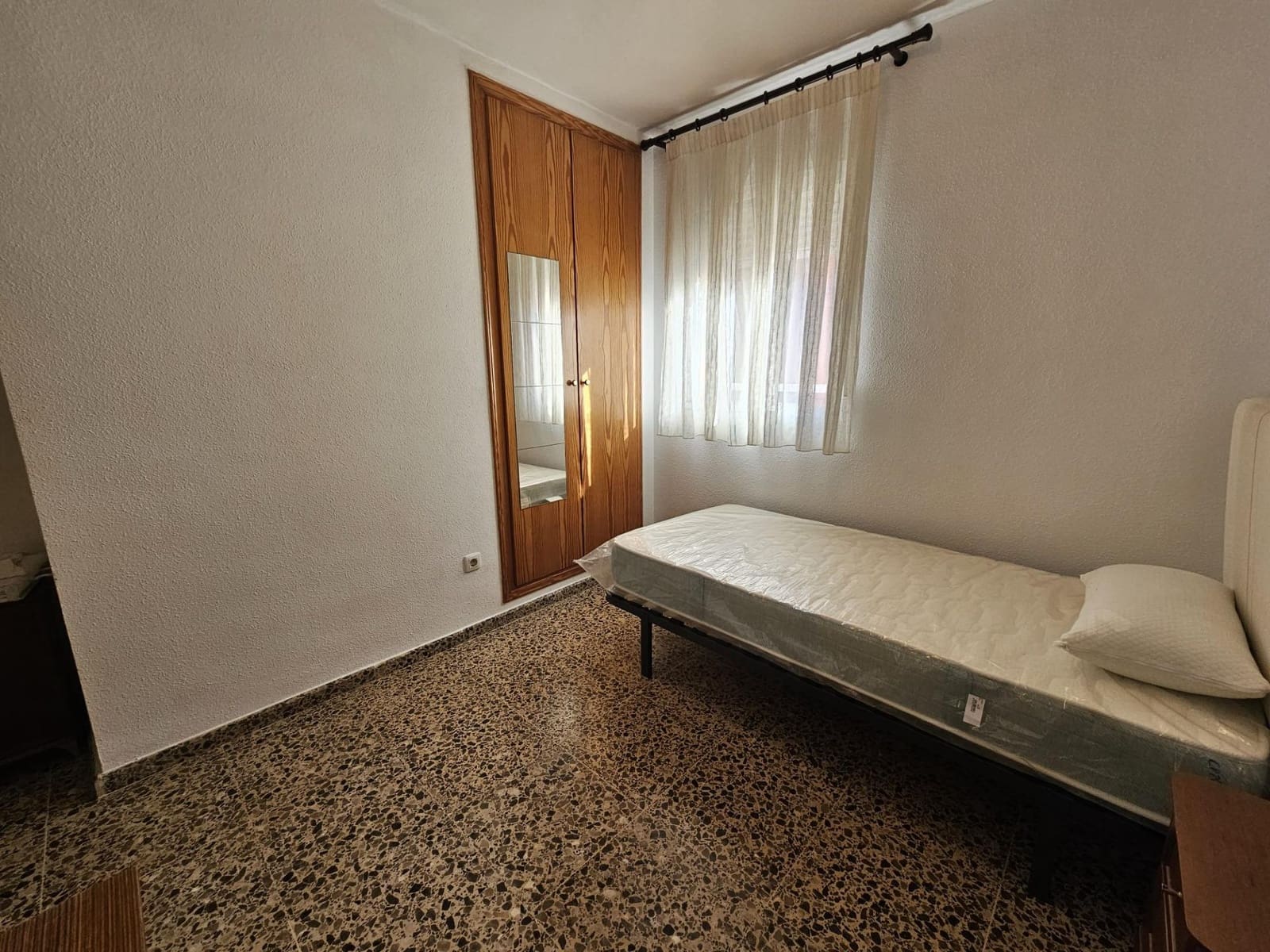 Piso de 3 habitaciones en València ciudad en alquiler con garaje - 1.300 € (Ref: 9532133)