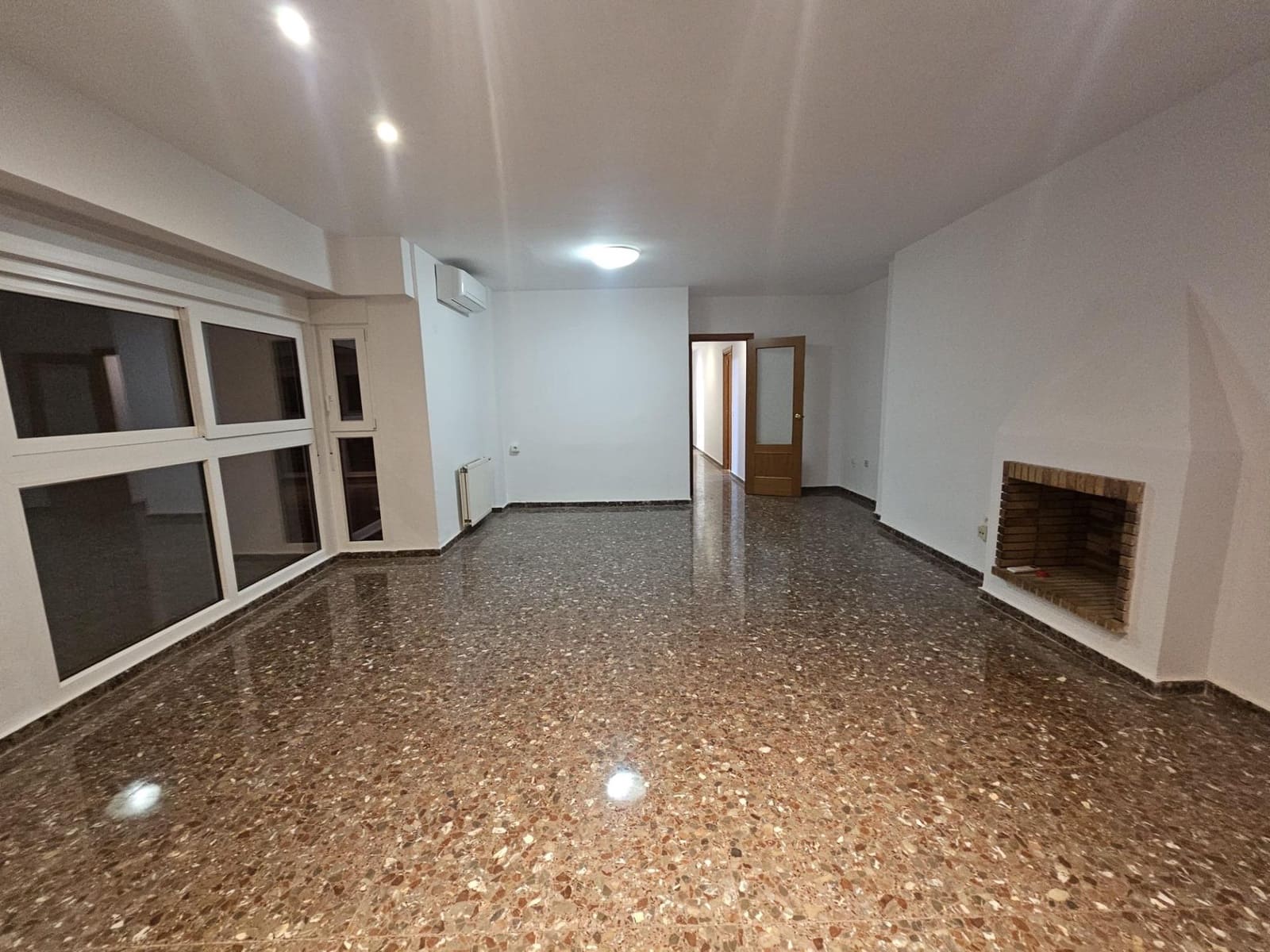 4 Zimmer Wohnung zu vermieten in Valencia Stadt mit Garage - 1.500 € (Ref: 9536795)