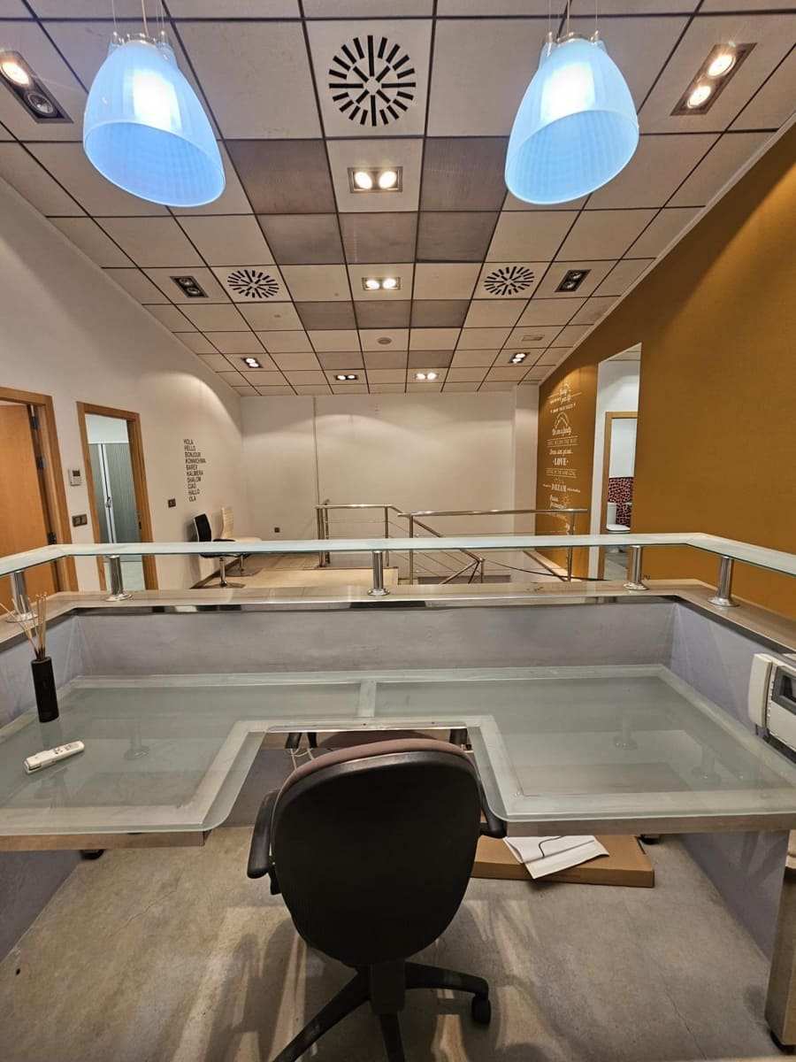 Yritys myytävänä paikassa L'Alcudia mukana 
autotalli - 180 000 € (Ref: 9599562)