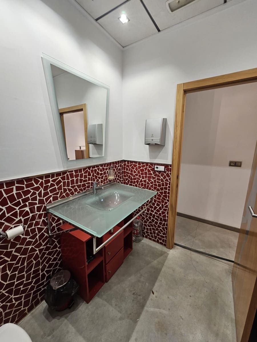 Yritys myytävänä paikassa L'Alcudia mukana 
autotalli - 180 000 € (Ref: 9599562)